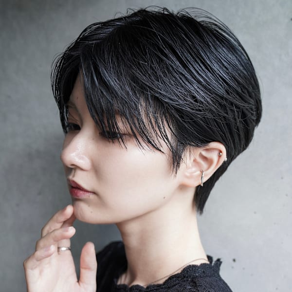 大人可愛い20代30代40代黒髪前下がりハンサムショート
