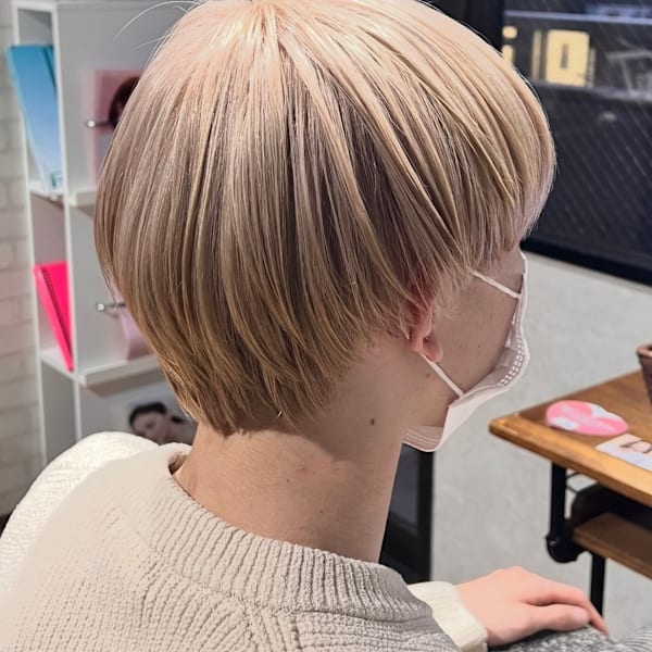 透け感ホワイトベージュのマッシュショート