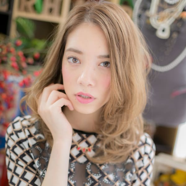 大人かわいいフォギーベージュウェーブパーマ　オリーブグリーン