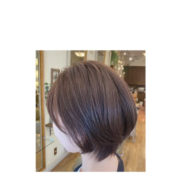 前髪あり・首元すっきりのナチュラルショート|hairgarden Hug