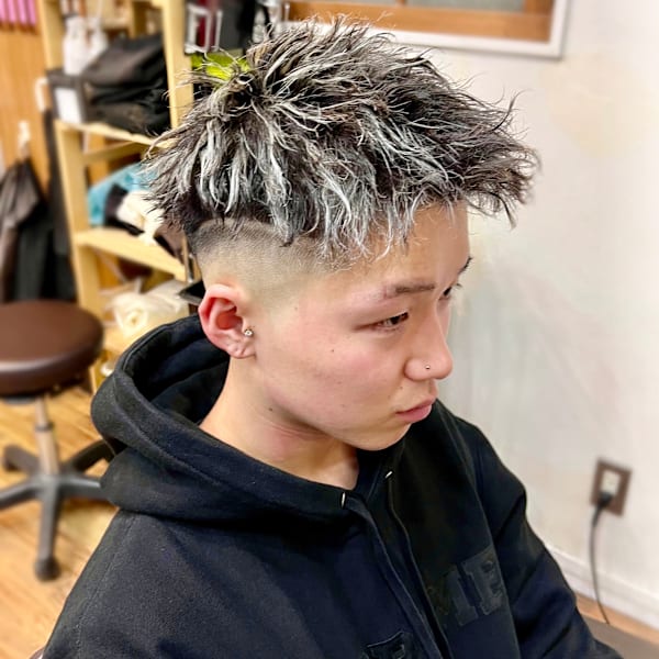 アップバングホワイトハイライトツイスパ