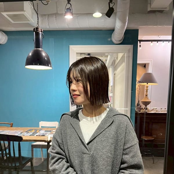 切りっぱなしボブ　オリーブベージュ　縮毛矯正