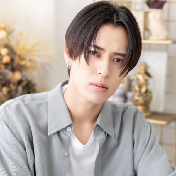 デコ出しツーブロック黒髪テクノカット コンマセンターパート