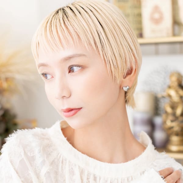 オン眉ホワイトブロンド小顔ショートウルフ　シルバーベージュ|COVER HAIR bliss【カバーヘア ブリス】戸田公園/戸田公園西口店