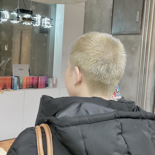 ベリーショート　ハイトーン　金髪　刈り上げ　おしゃれ坊主