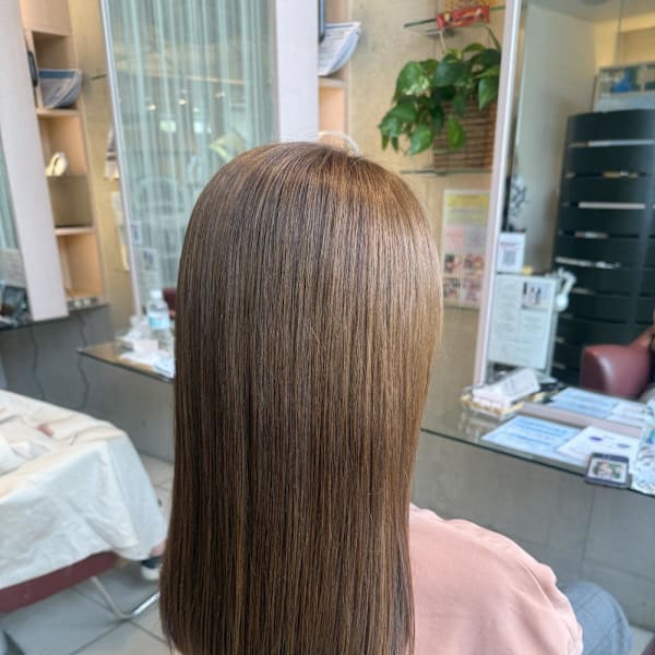 ナチュラルベージュの艶ストレート|EMU international 春日部本店