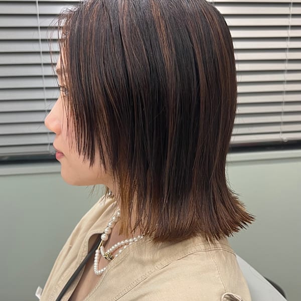 ミディアムヘアにバレイヤージュカラー