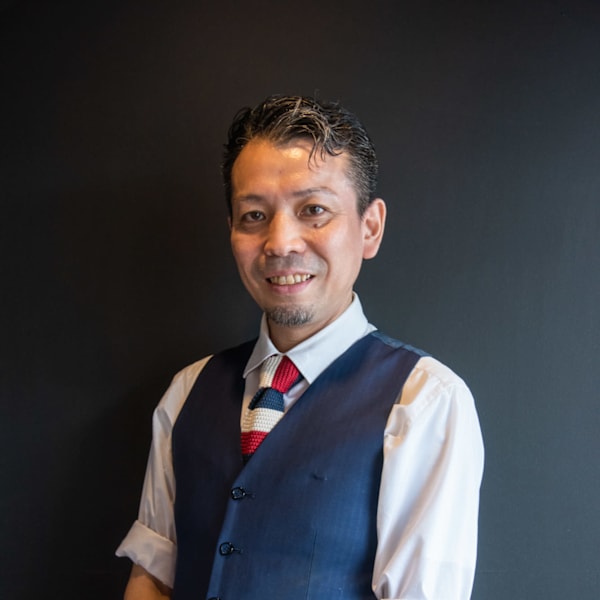 艶出専科本店【ツヤダシセンカ】のスタッフ紹介。手塚　英之