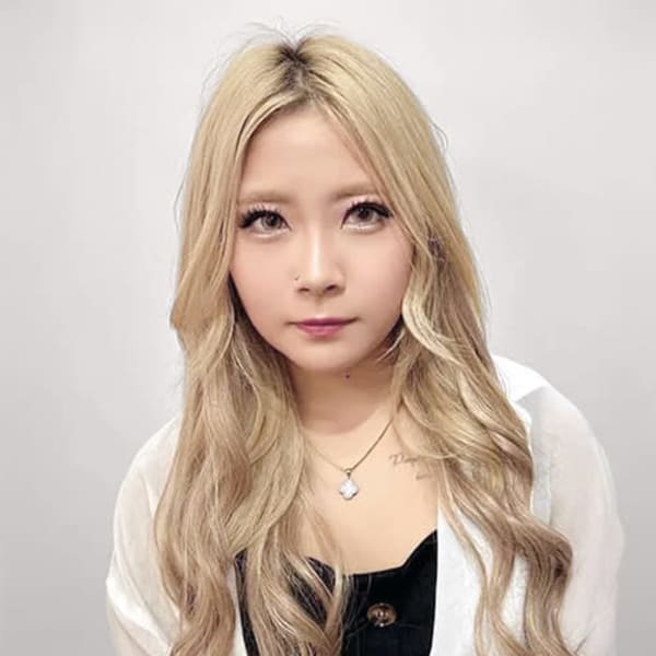 BELLE GROW ALPHA HAIR&NAIL【ベルグローアルファヘアアンドネイル】のスタッフ紹介。AYA