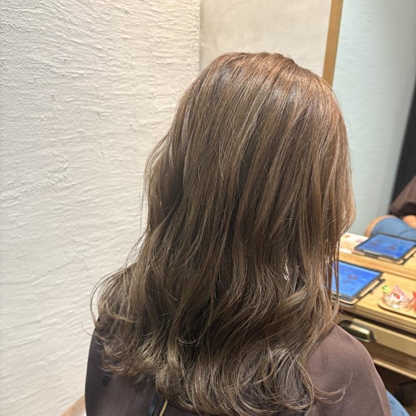 オリーブベージュ