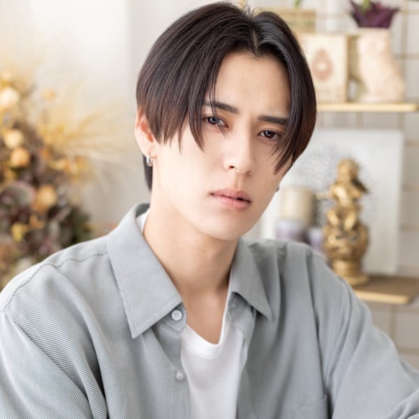 デコ出しツーブロック黒髪テクノカット　フェザーセンターパート|COVER HAIR bliss 【カバー ヘア ブリス】川口/ららテラス川口東口駅前店