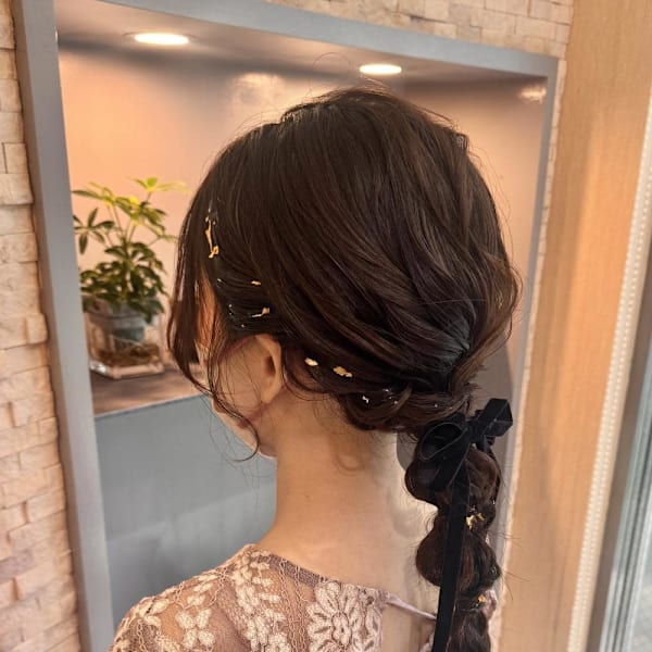 大人かわいい♪リボンと金箔で仕上げる華やか編みおろしヘア