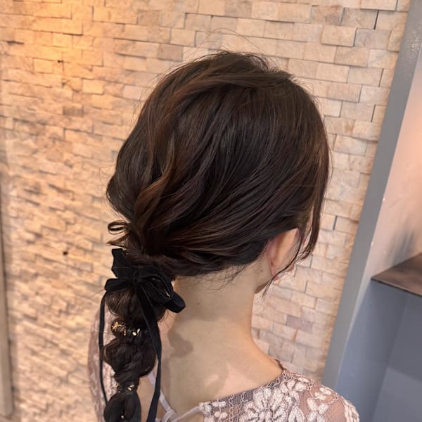 大人かわいい♪リボンと金箔で仕上げる華やか編みおろしヘア