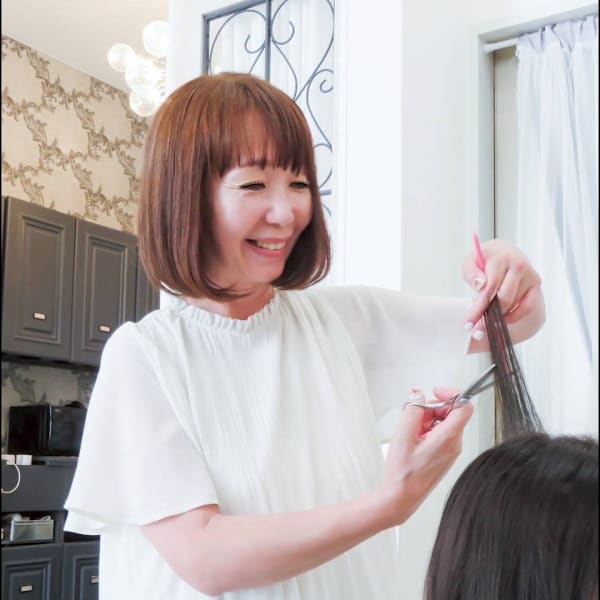 Reine Hair&Nail salon【レイネヘアアンドネイルサロン】【レイネヘアアンドネイルサロン】のスタッフ紹介。Hitomi