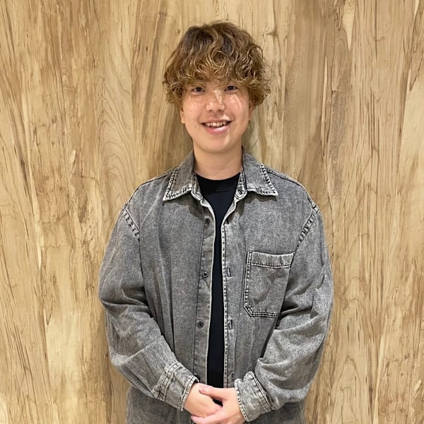 【全席半個室サロン】Natural 沖縄店【ゼンセキハンコシツサロン ナチュラルオキナワテン】のスタッフ紹介。磯谷 成央