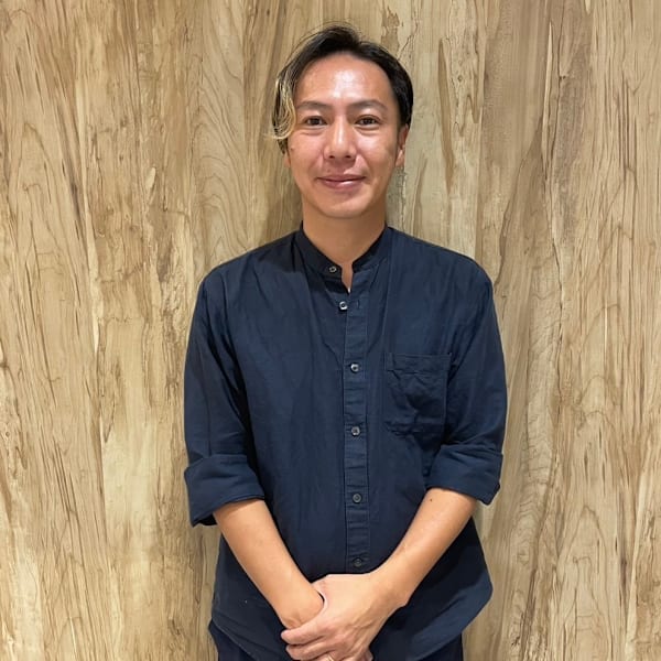 【全席半個室サロン】Natural 沖縄店【ゼンセキハンコシツサロン ナチュラルオキナワテン】のスタッフ紹介。高橋　直矢