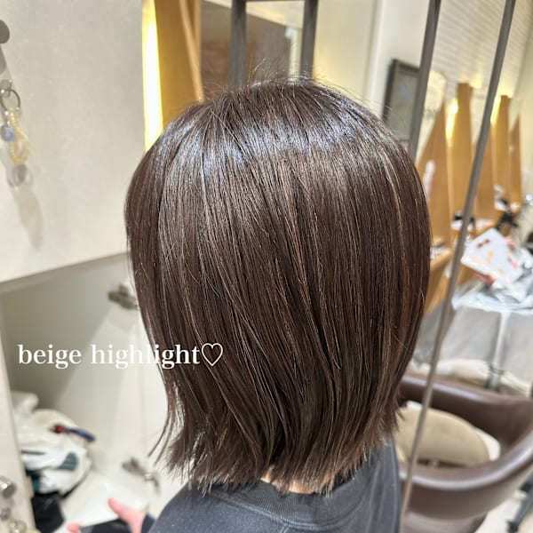 白髪ぼかしにも◎ナチュラルハイライトカラーグレージュボブ|VANESSA