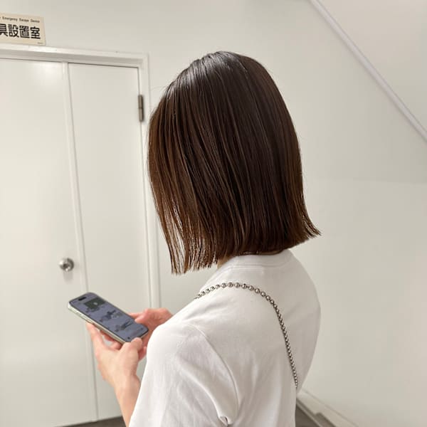 切りっぱなしボブ外ハネボブ丸くない大人ボブオリーブグレージュ