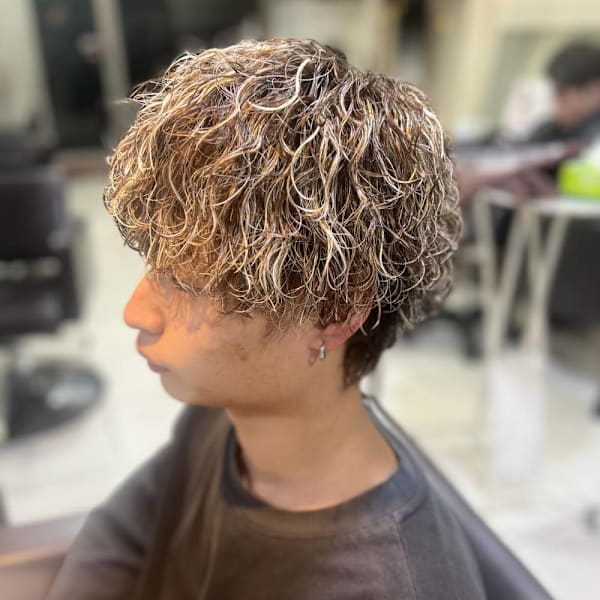 茶髪波巻きパーマ×メッシュ|Stilla smooth