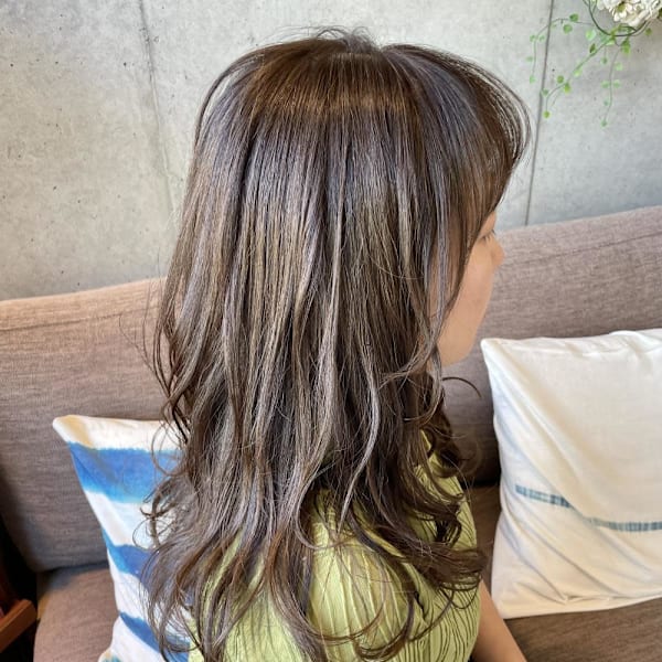 柔らかなグレージュロング|EMU international 春日部本店