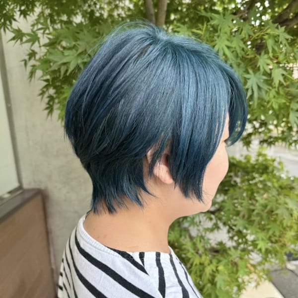 くすみターコイズの抜け感ショート|EMU international 春日部本店