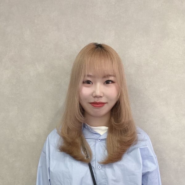 韓国系BIZEカラーエクステ梅田【カンコクケイビゼ カラーエクステウメダ】のスタッフ紹介。SHIORI