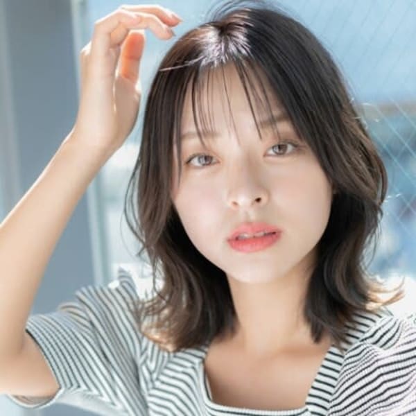 顔まわりレイヤーが可愛い外ハネミディ|自由が丘美容室