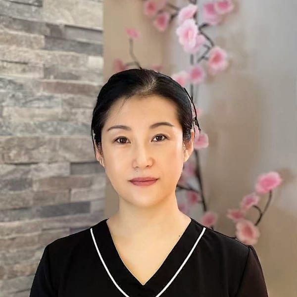 楽福 RAKUFUKU 小顔矯正・毛穴ケア・リンパマッサージ【ラクフク コガオキョウセイ ケアナケア リンパマッサージ】のスタッフ紹介。シンジン アイ