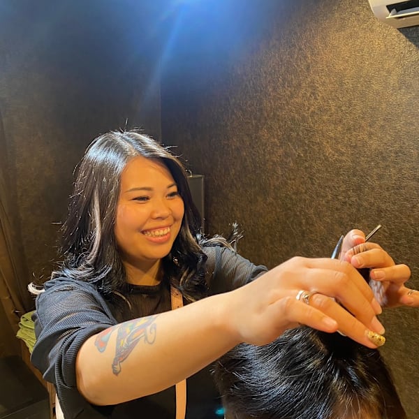 Premiumsalon Re【プレミアムサロンアールイー】のスタッフ紹介。知念 眞奈