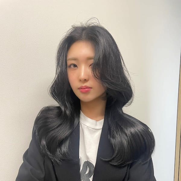 大人かわいいくびれミディラベンダーインナーカラー