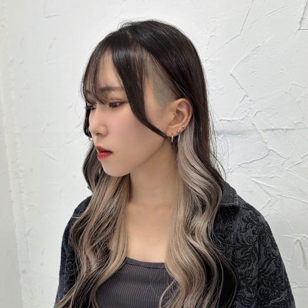 ツーブロックインナーカラー刈り上げ女子