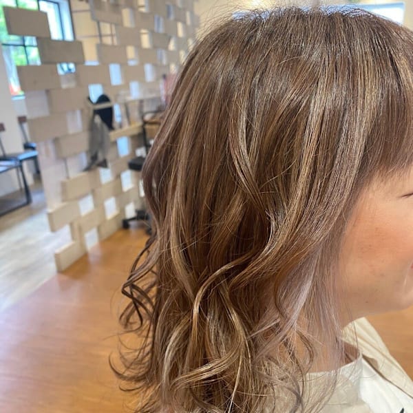 ベージュハイライト×ペールグレーインナーカラー40代/50代