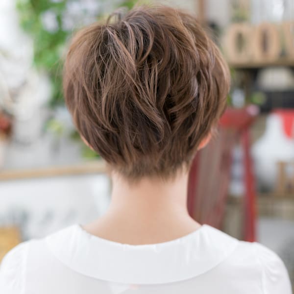 アシンメトリー外国人風耳かけオン眉ショート　ヘーゼルブラウン