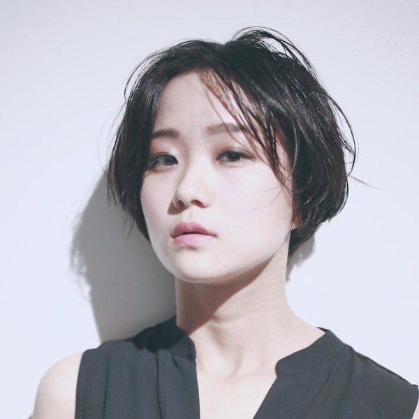 黒髪クラゲヘアーオリーブグレー小顔ココアベージュショート