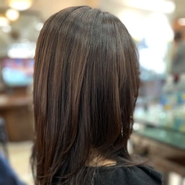 シャドールーツカラーで透明感と動きを＋レイヤーカット