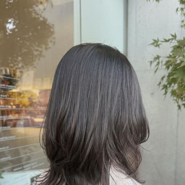 暗髪でも重くない大人のくびれスタイル|EMU international 春日部本店