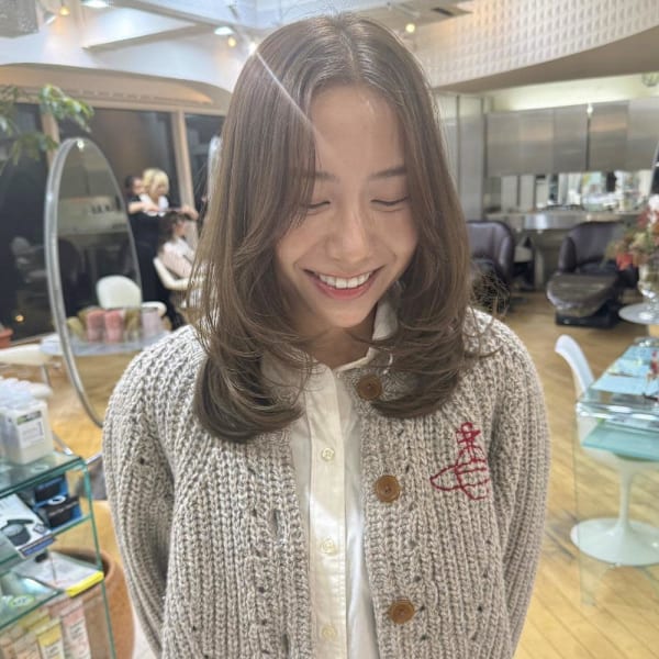 ミディアムレイヤー×ベージュカラー