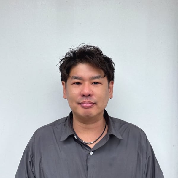 grace hair Lan【グレイスヘアーラン】のスタッフ紹介。上田 悠平