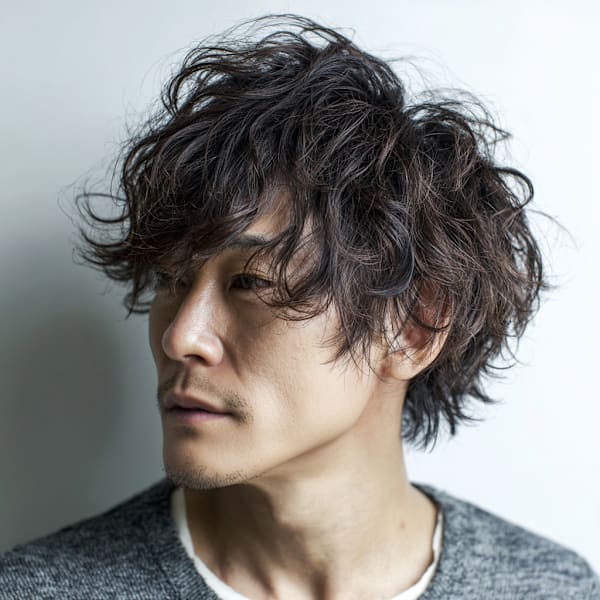 ゆるふわ質感で柔らかく魅せる男性ショートスタイル