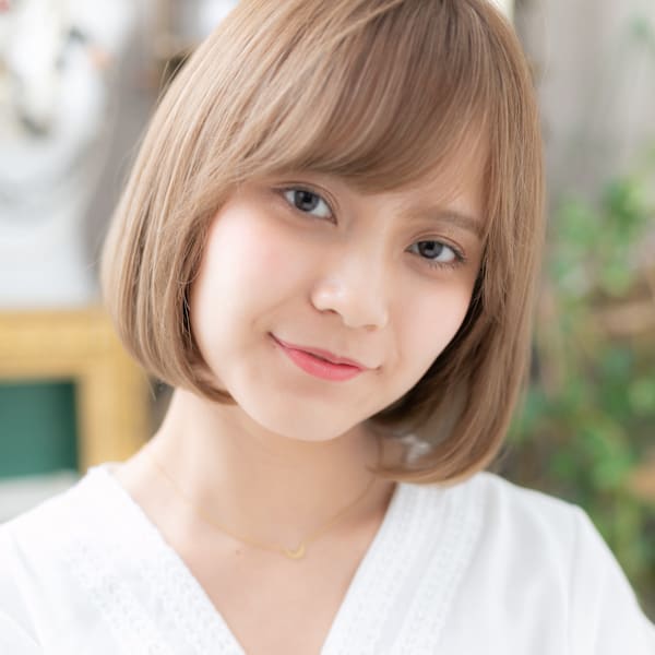 斜めバングくすみベージュ切りっぱなしボブ ミニマルボブ