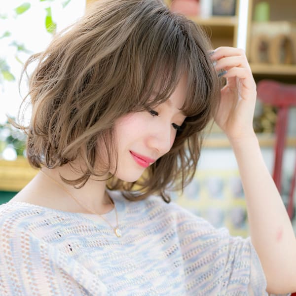 おフェロインナーカラーくせ毛風カールボブ　ゆるふわミディアム