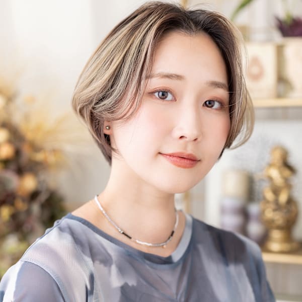 ブリーチカラーセンターパートボブショート　ボブレイヤーカット|COVER HAIR bliss【カバーヘア ブリス】戸田公園/戸田公園西口店