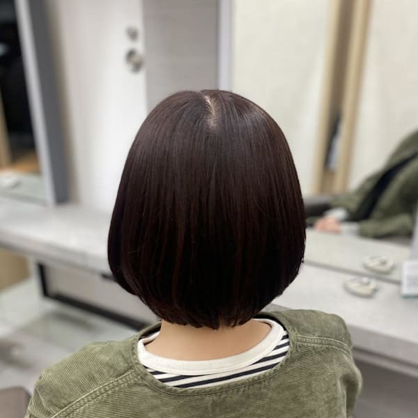 まとまるボブとディープレッドカラー