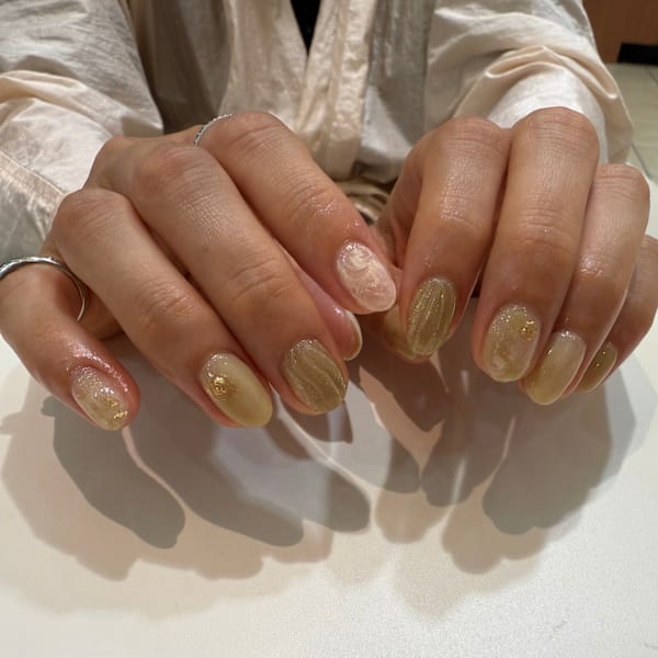 薄グリーン×ゴールド ニュアンスネイル