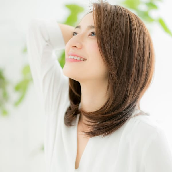 暖色系カラー×内巻きワンカールセミディ