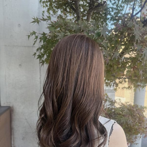 透明感が続く大人のモカブラウン|EMU international 春日部本店