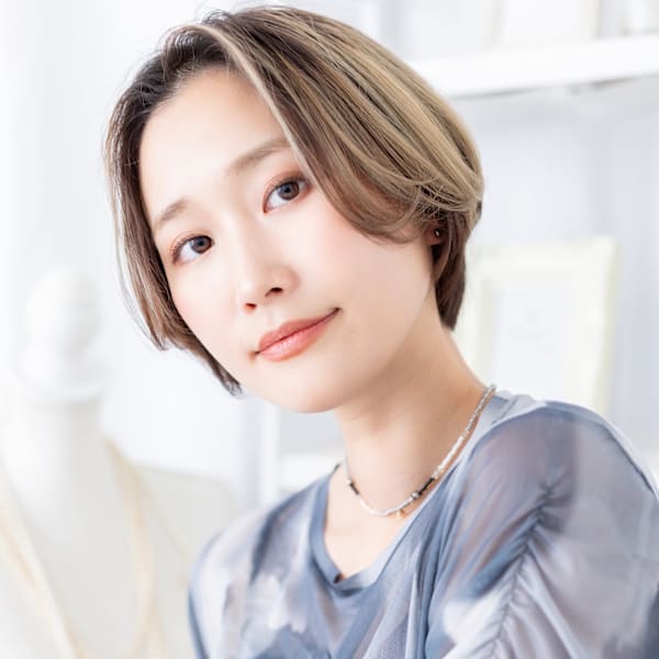 ブリーチカラーセンターパートボブショート　ボブレイヤーカット|mod's hair【モッズヘア】上尾/上尾西口店