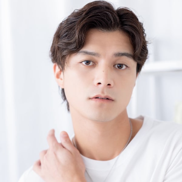 ビジネスにも◎黒髪リバースセンターパート　フェザーパーマ|mod's hair【モッズヘア】越谷/越谷西口店