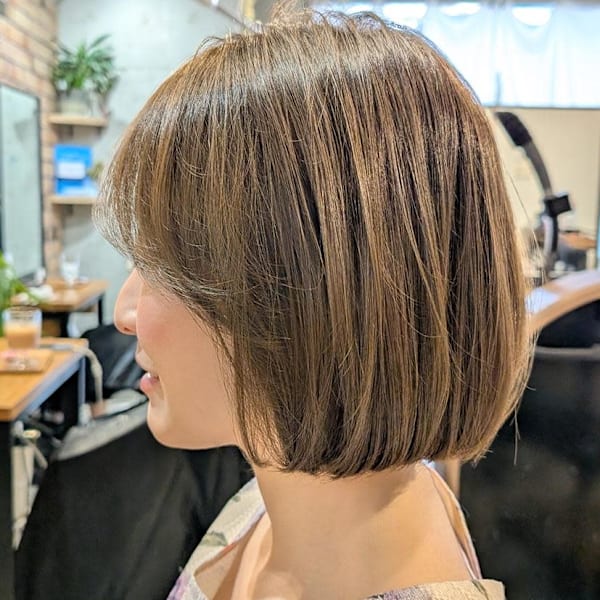 ツヤ感と丸みのある上品ショートボブ|MANOHARU