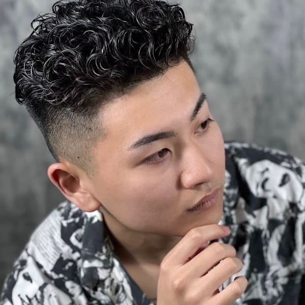 ワイルド&色気のある強めパーマ/アップバングツーブロック